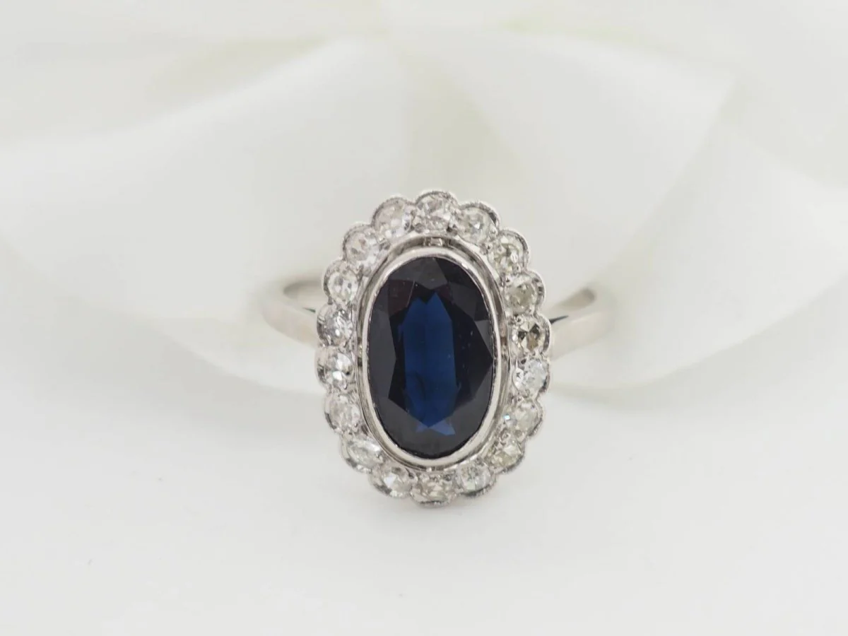 Bague Pompadour en or blanc, saphir et diamants