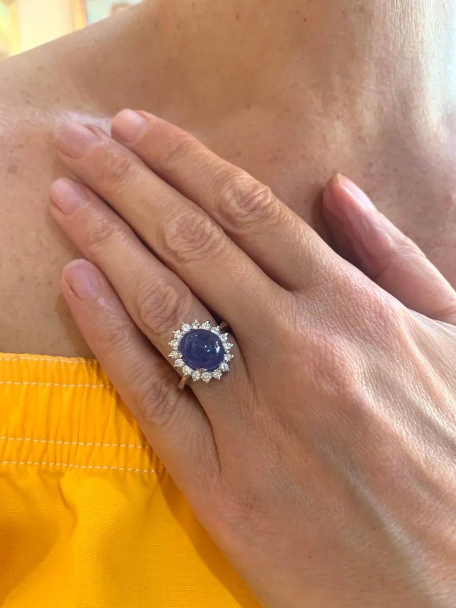 Bague Pompadour en or blanc, saphir et diamants - Image 2