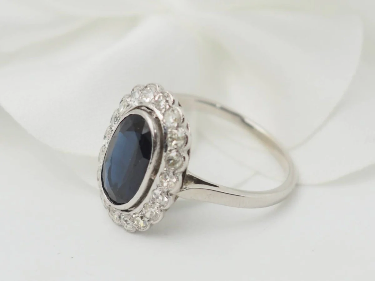 Bague Pompadour en or blanc, saphir et diamants - Image 2