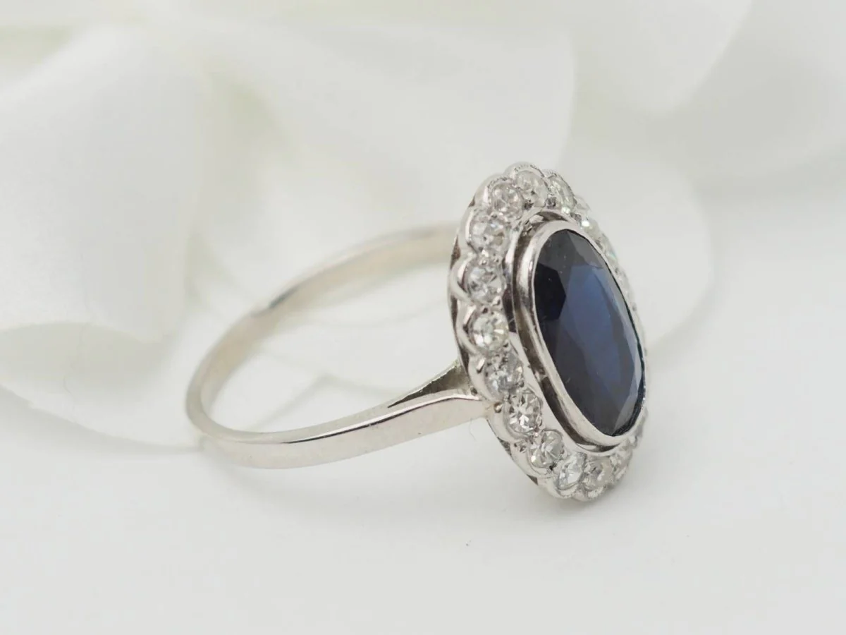 Bague Pompadour en or blanc, saphir et diamants - Image 3