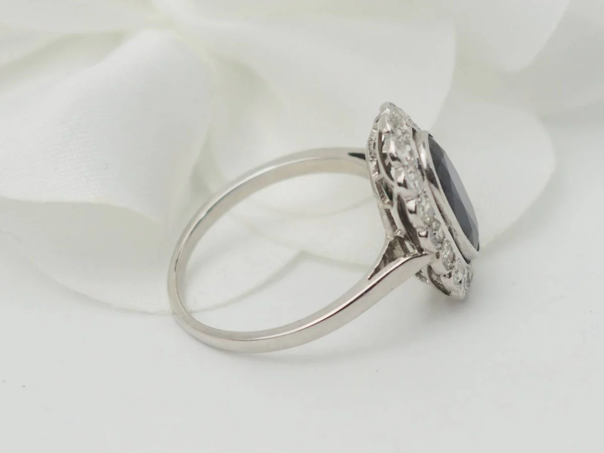 Bague Pompadour en or blanc, saphir et diamants - Image 4