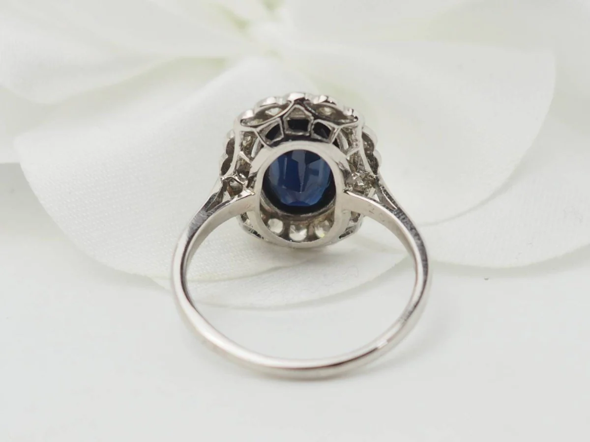 Bague Pompadour en or blanc, saphir et diamants - Image 5