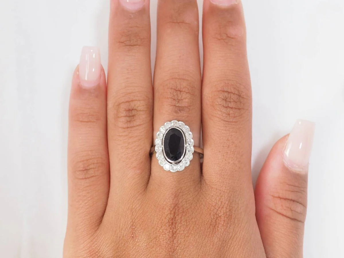 Bague Pompadour en or blanc, saphir et diamants - Image 6