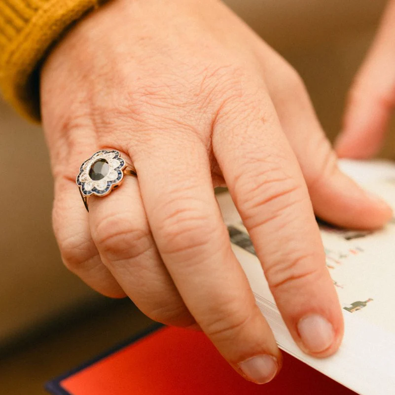 Bague Pompadour en or jaune, or blanc, saphirs et diamants - Image 2