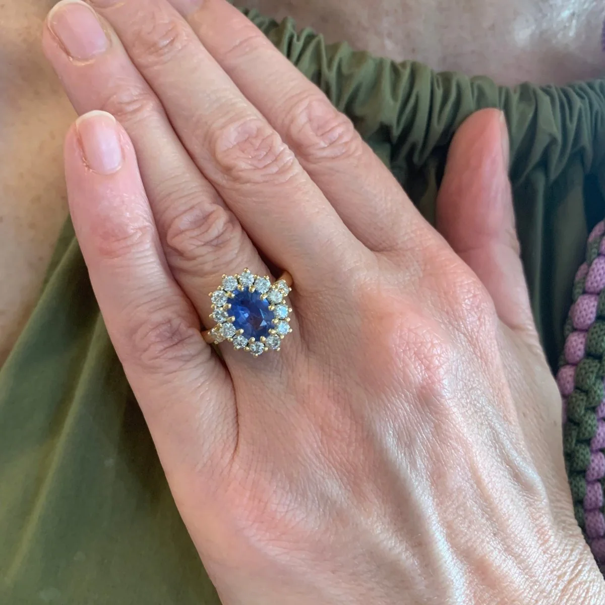 Bague Pompadour en or jaune, saphir, et diamants - Image 2