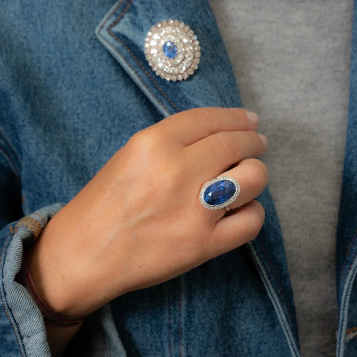Bague Pompadour en platine, saphir et diamants - Image 2