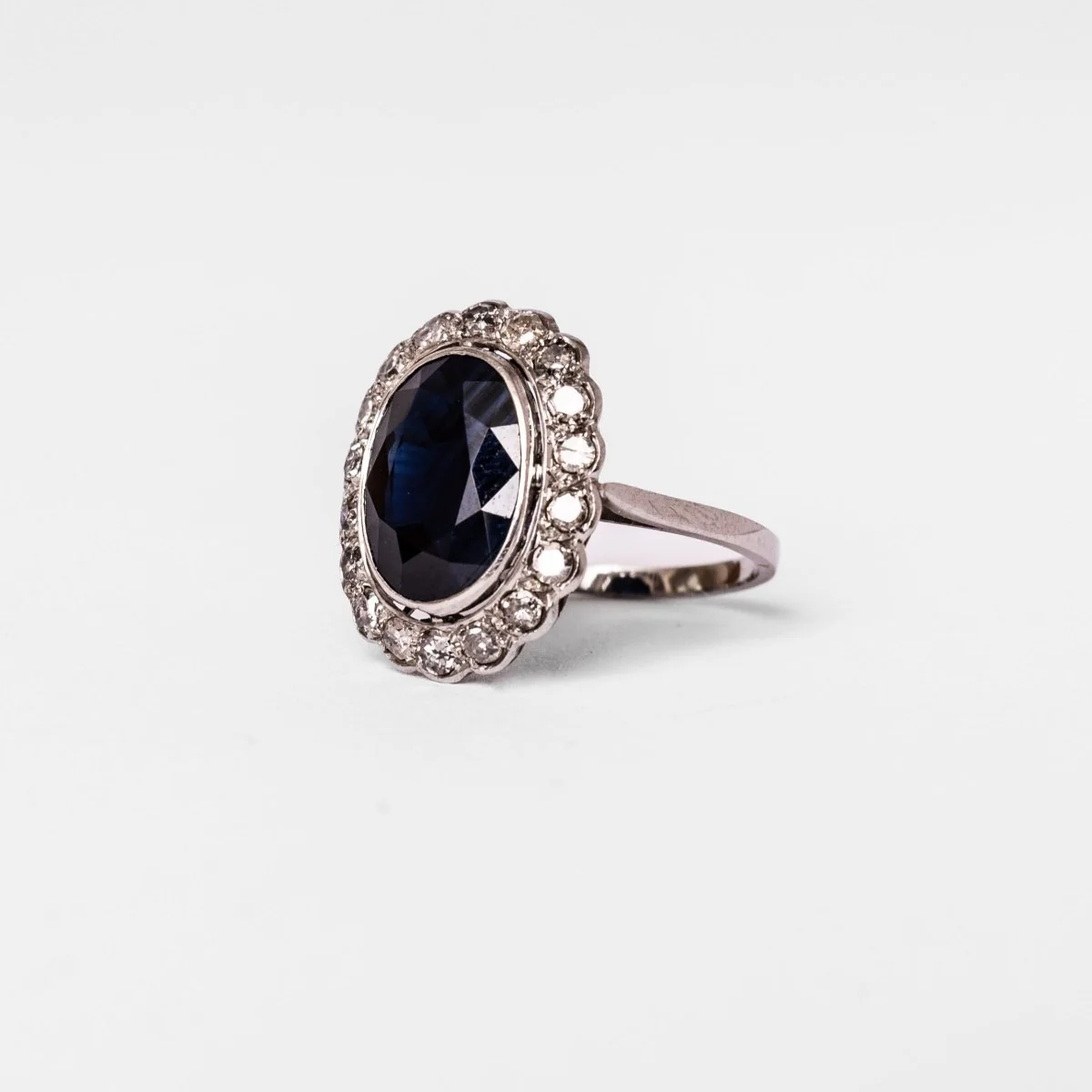 Bague Pompadour en platine, saphir et diamants