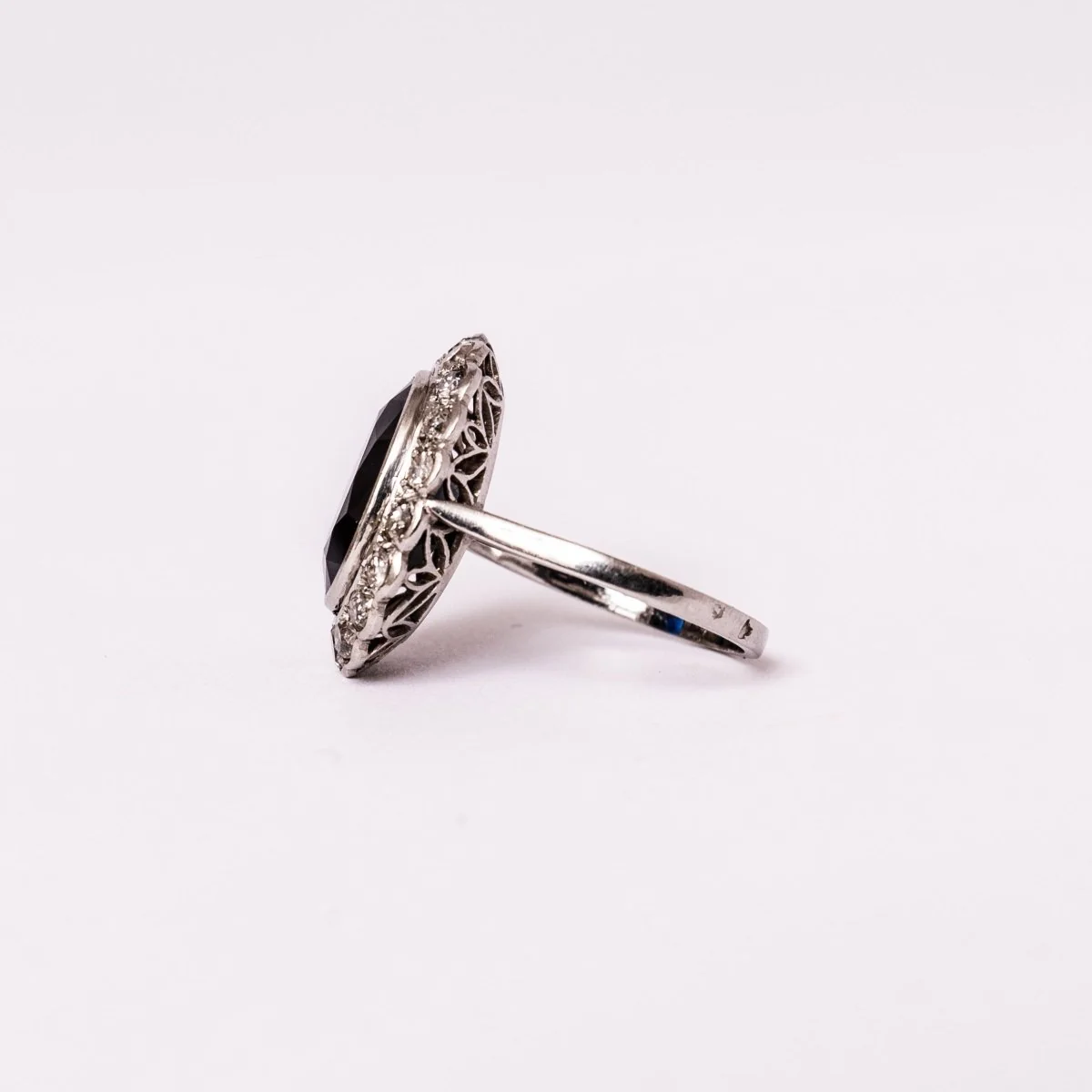 Bague Pompadour en platine, saphir et diamants - Image 4