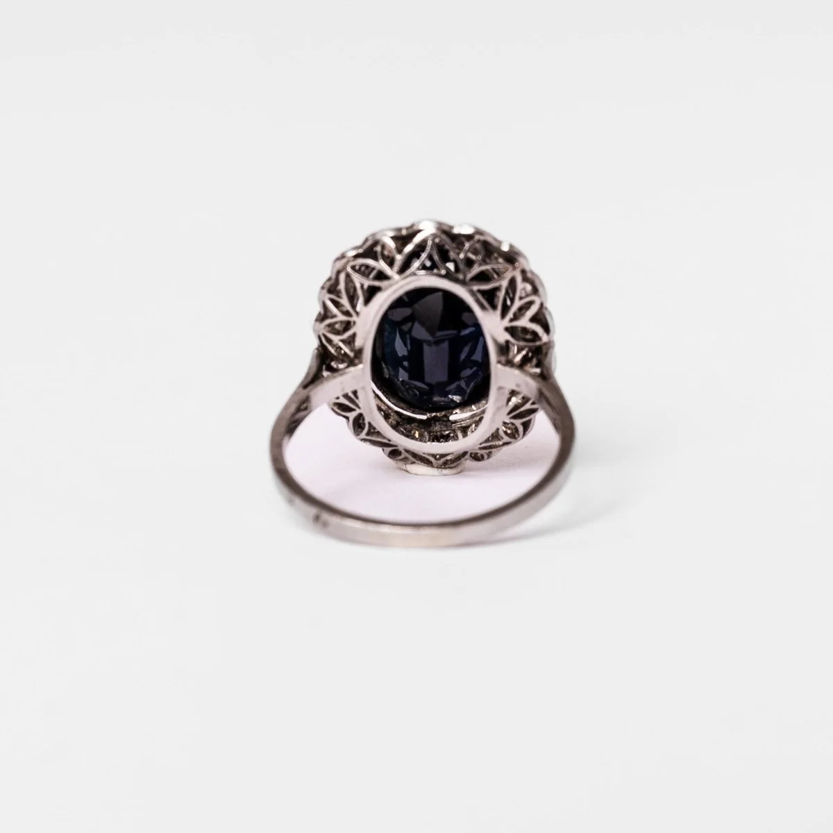 Bague Pompadour en platine, saphir et diamants - Image 7