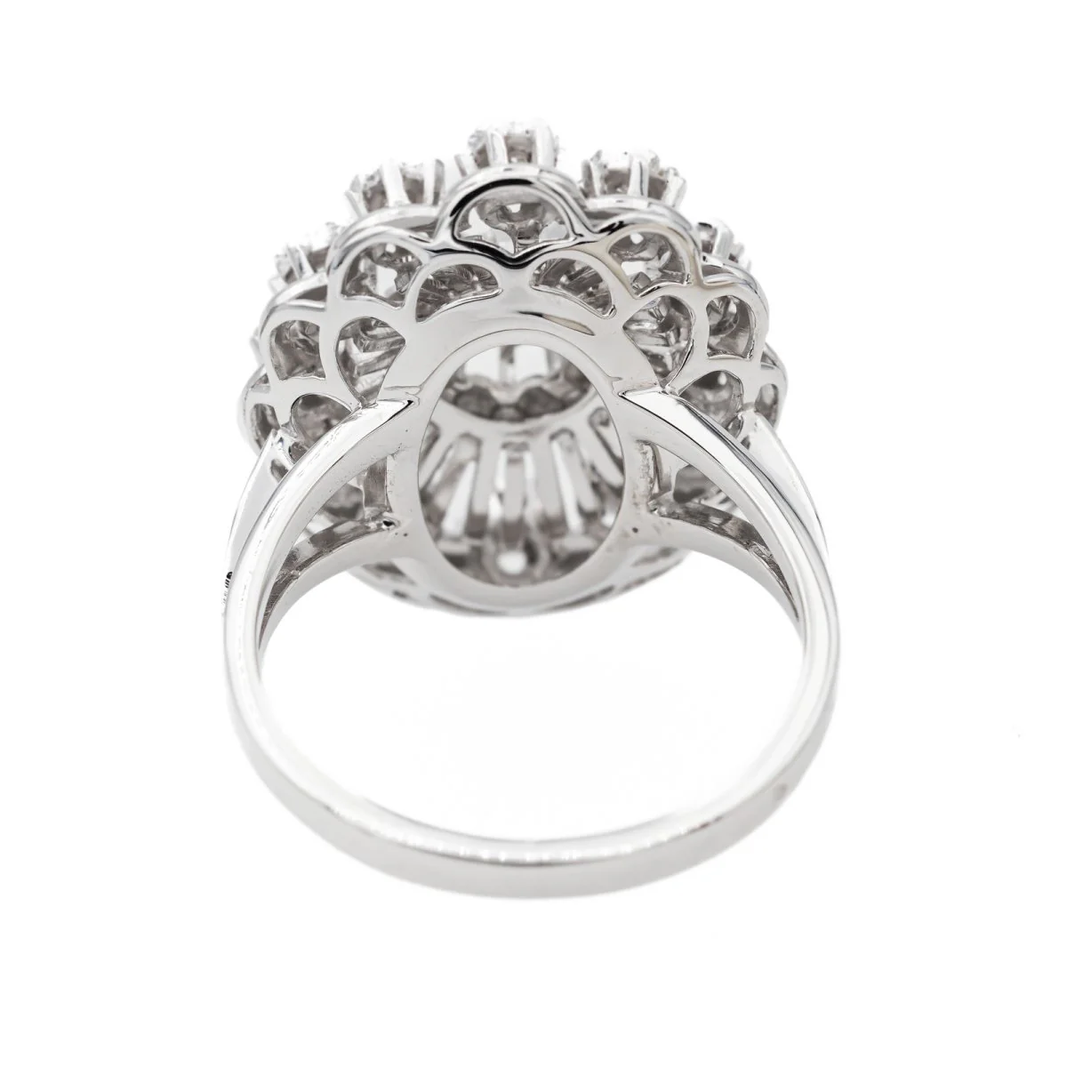 Bague Pompadour en or blanc et diamants - Image 5