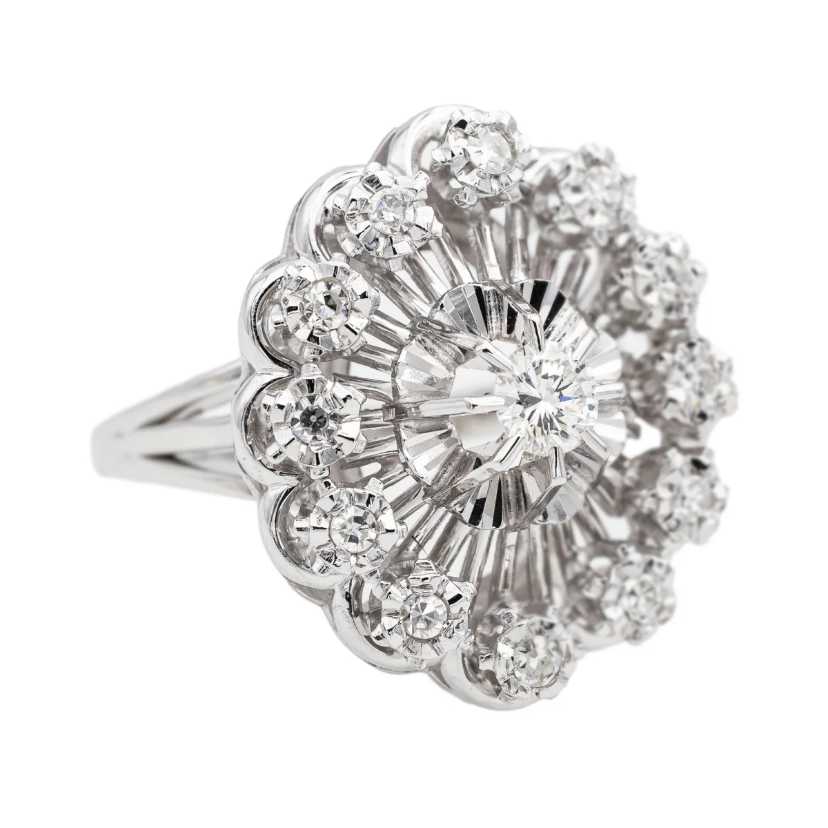Bague Pompadour en or blanc et diamants - Image 6