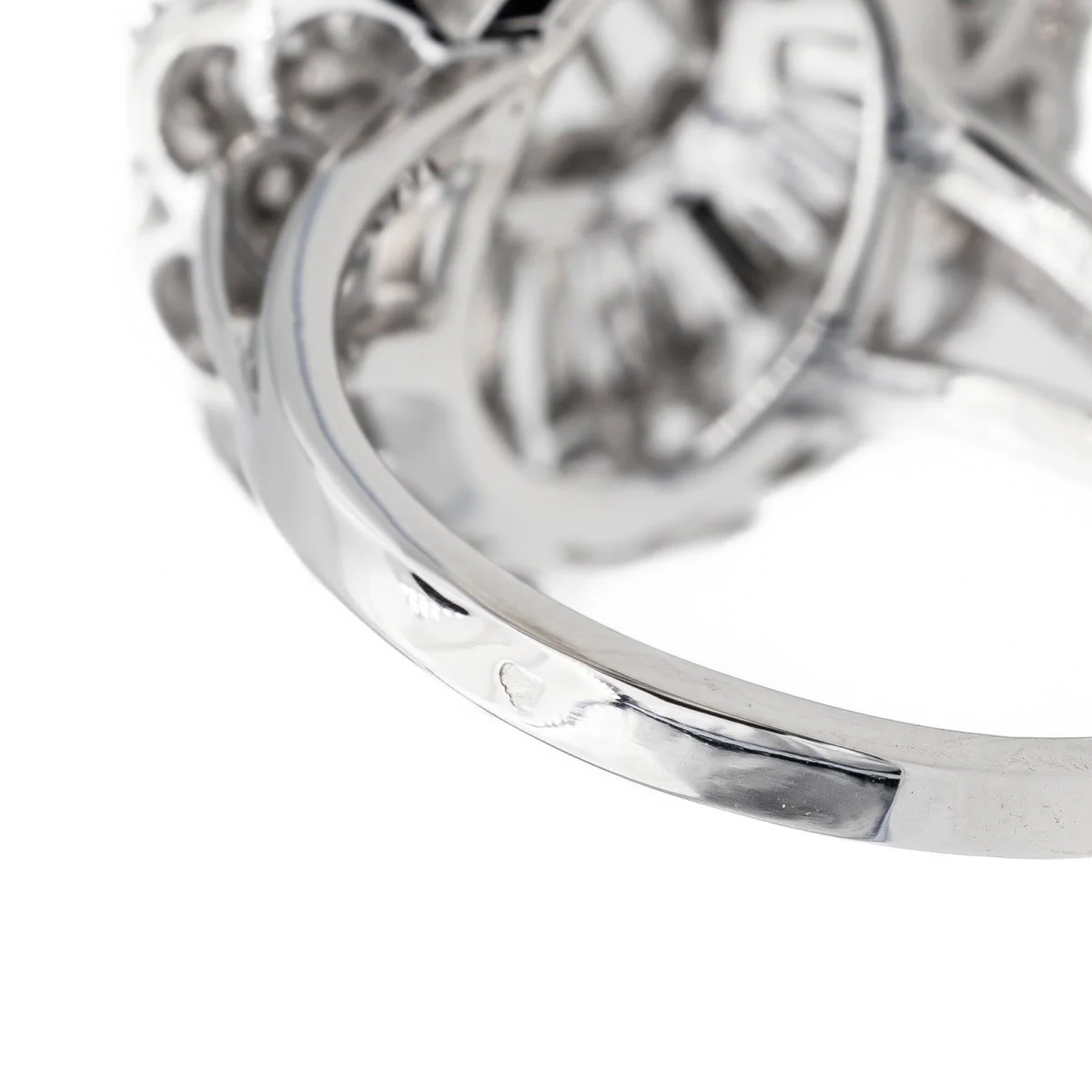 Bague Pompadour en or blanc et diamants - Image 7