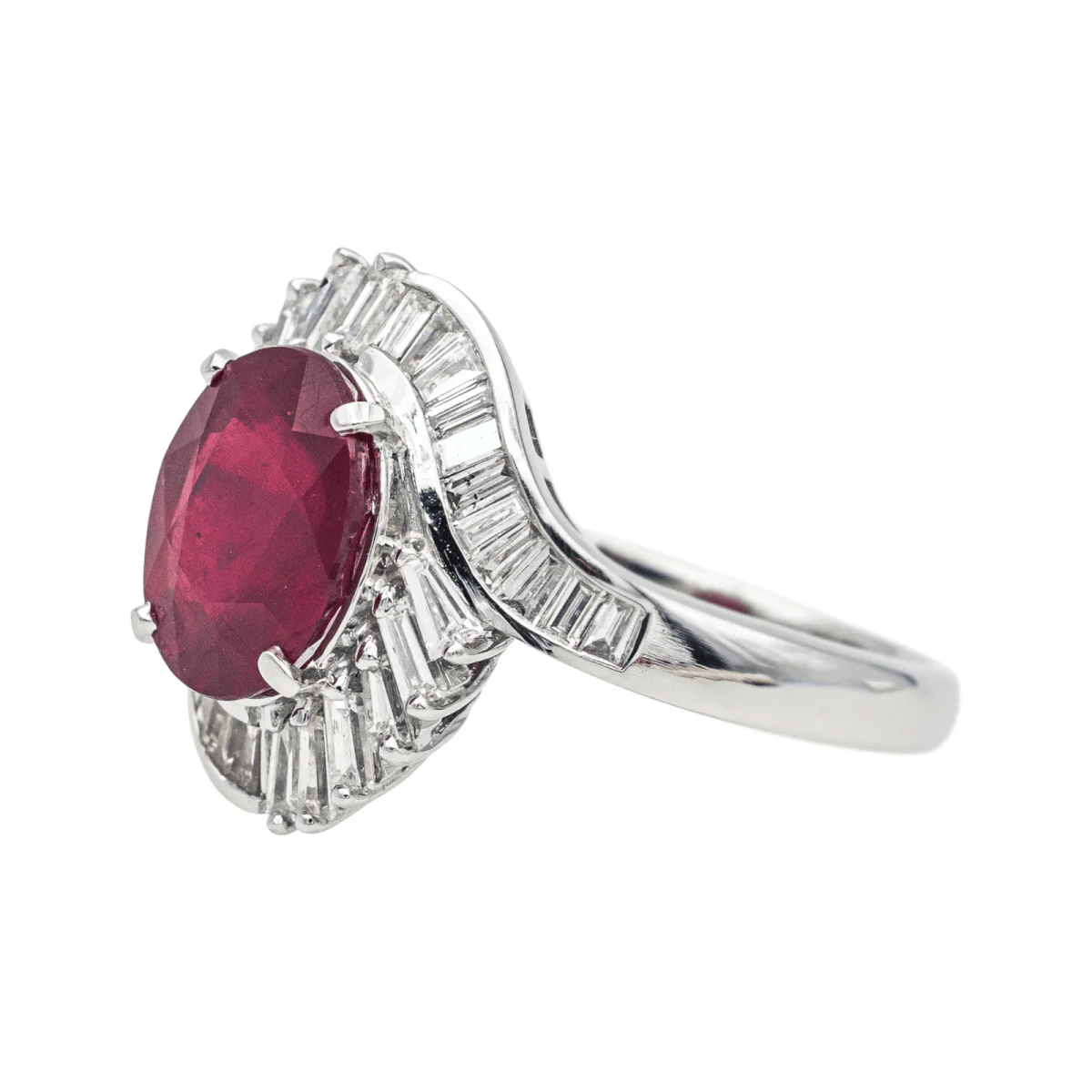 Bague Pompadour en or blanc, rubis et diamants - Image 4