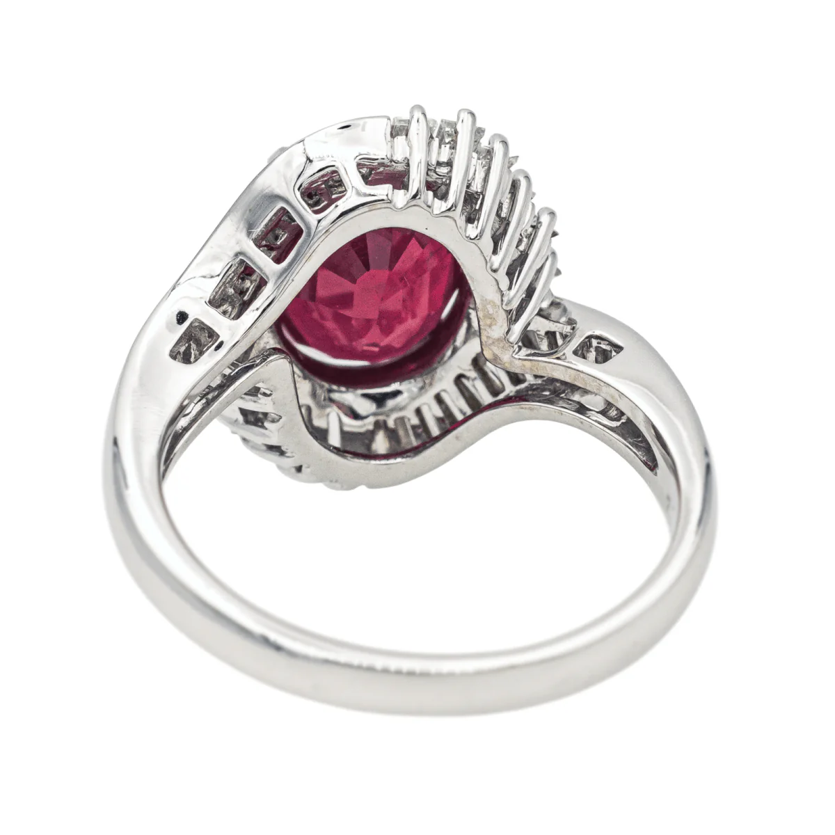 Bague Pompadour en or blanc, rubis et diamants - Image 5