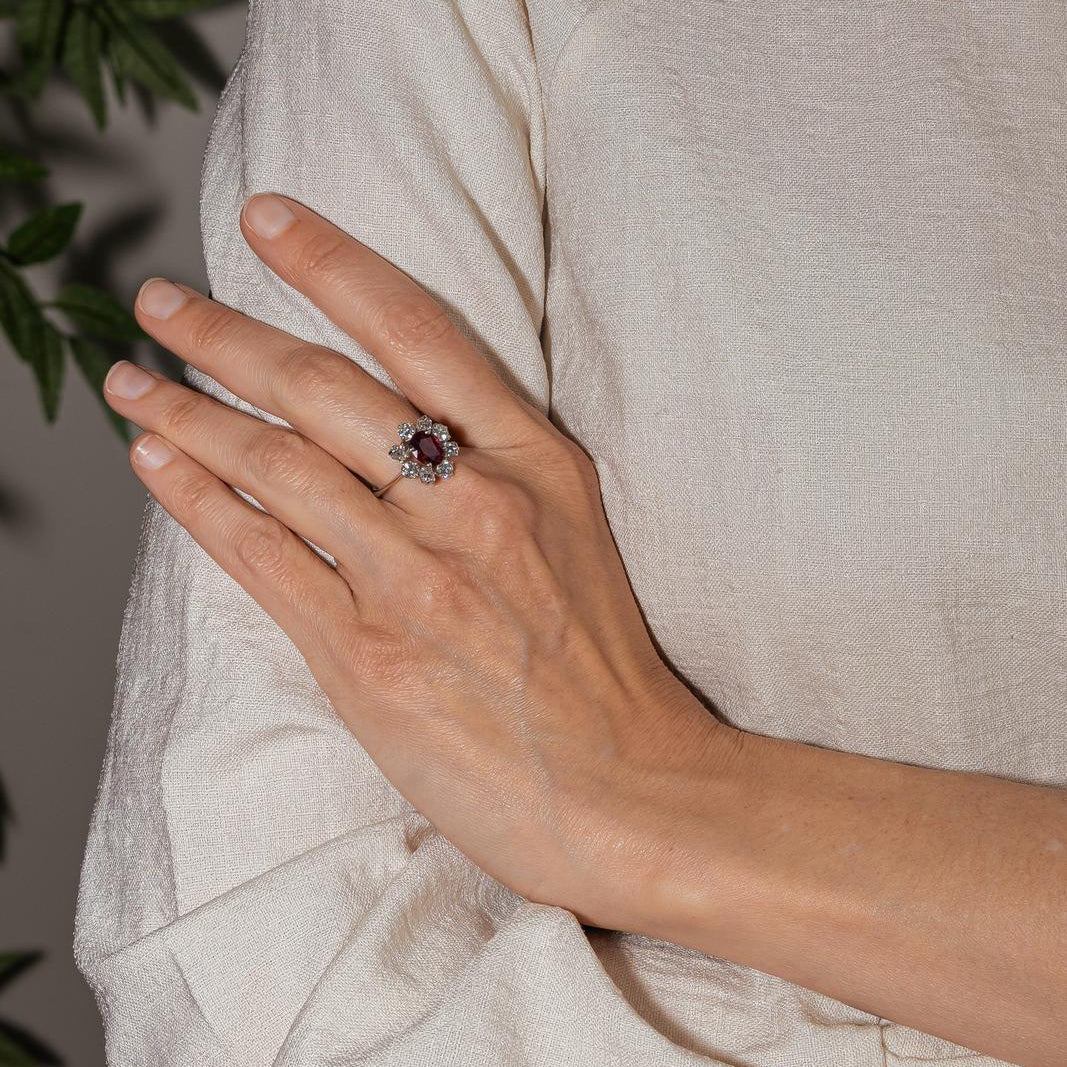 Bague Pompadour en or blanc, rubis et diamants - Image 2