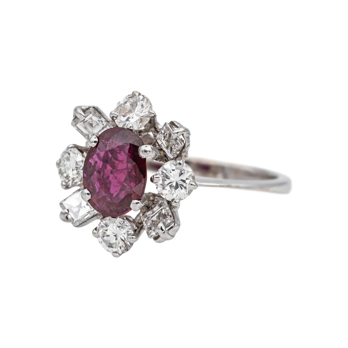 Bague Pompadour en or blanc, rubis et diamants - Image 3