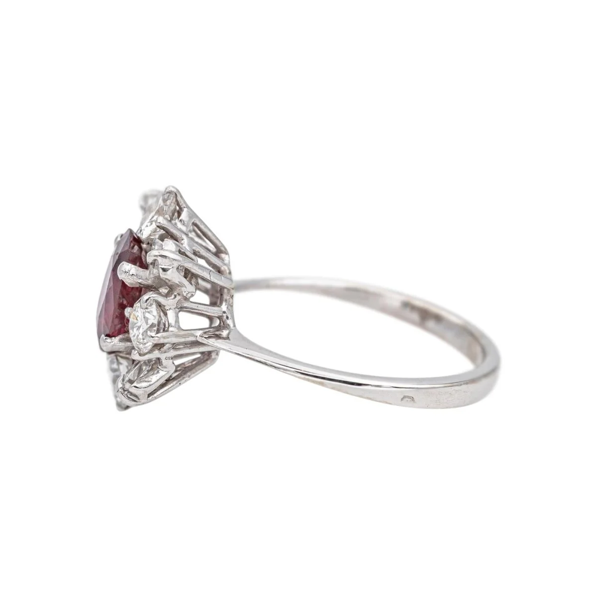 Bague Pompadour en or blanc, rubis et diamants - Image 4