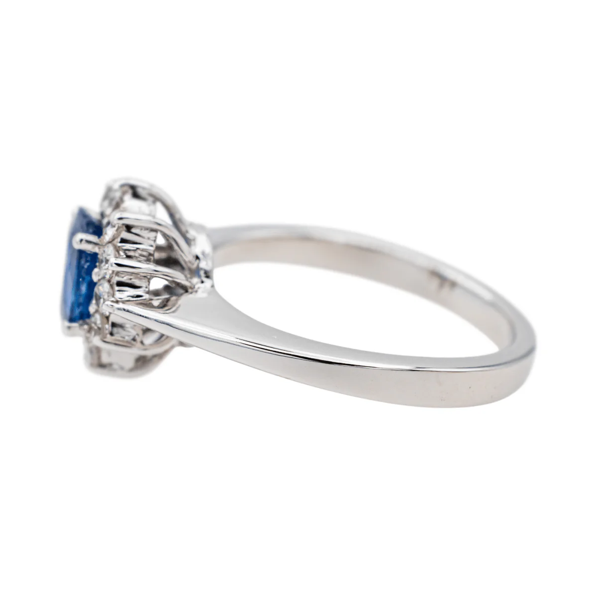 Bague Pompadour en or blanc, saphir et diamants - Image 4