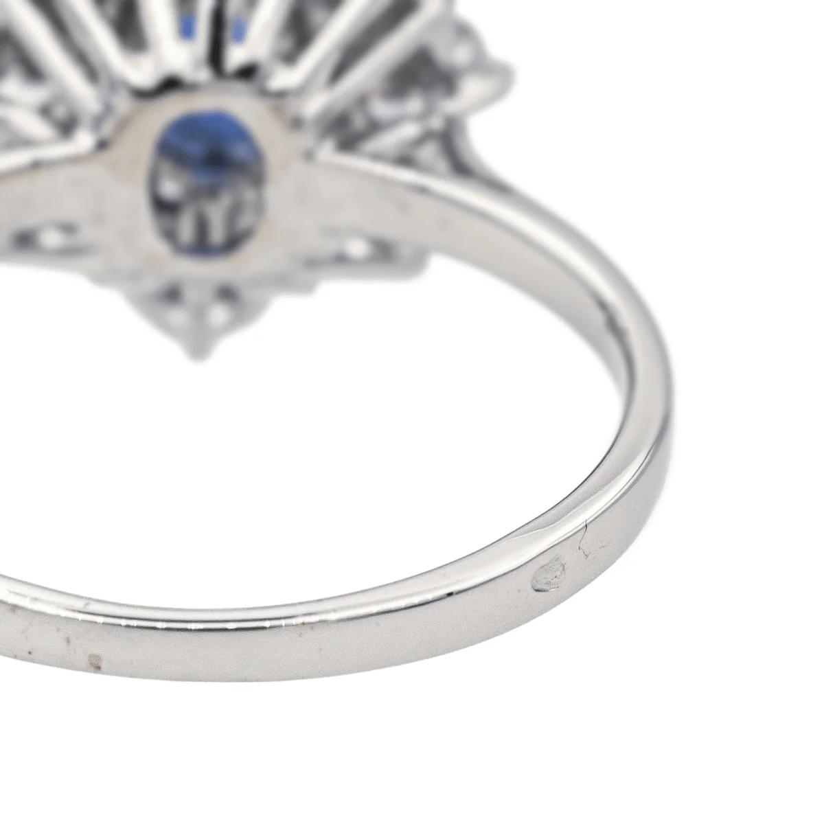 Bague Pompadour en or blanc, saphir et diamants - Image 6
