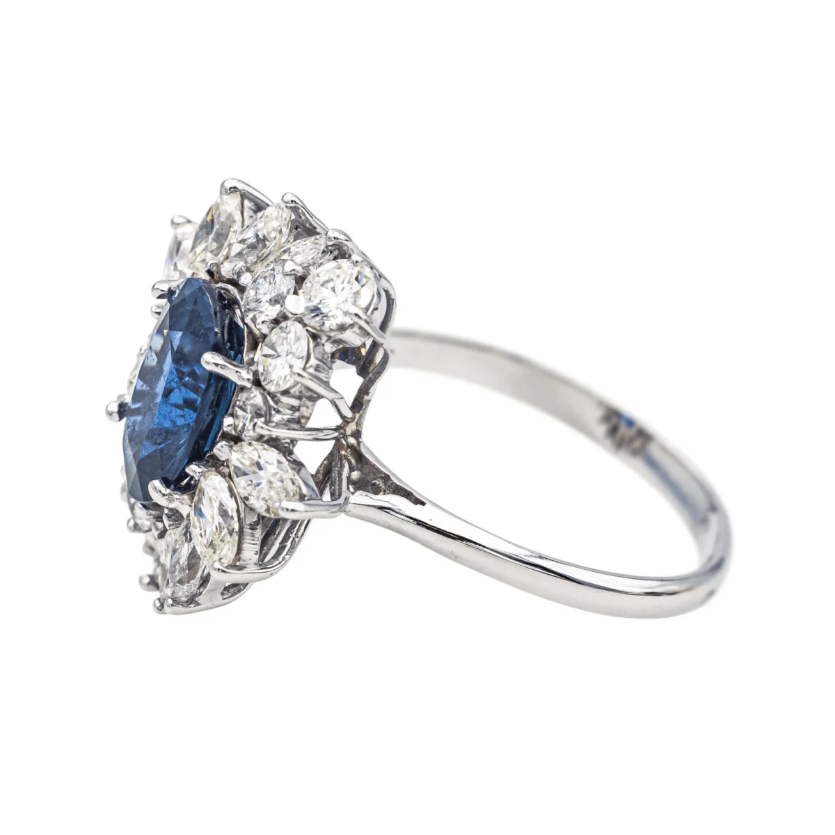 Bague Pompadour en or blanc, saphir et diamants - Image 4
