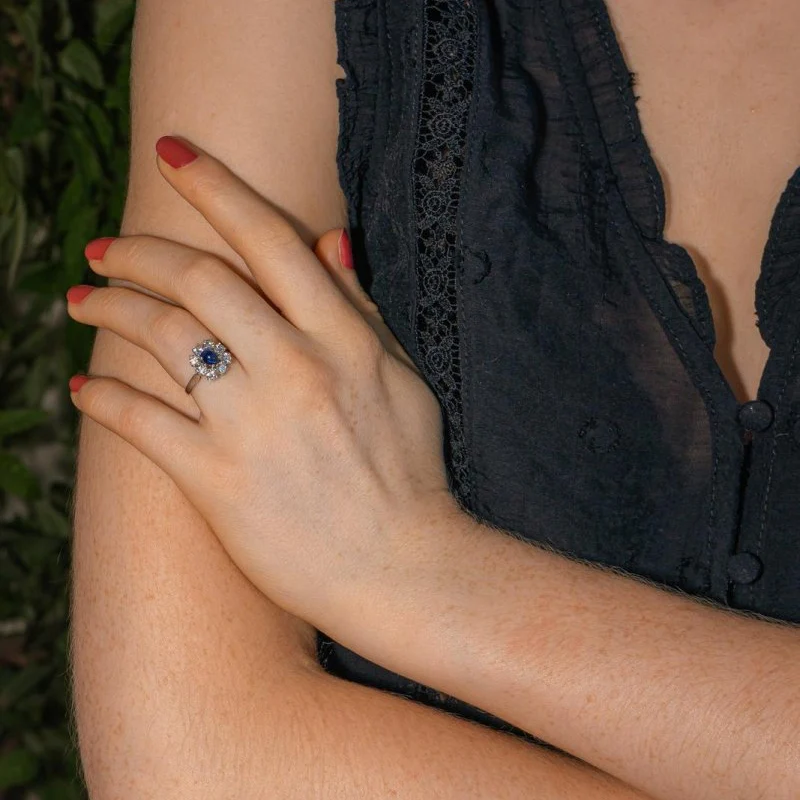 Bague Pompadour en or blanc, saphir et diamants - Image 2