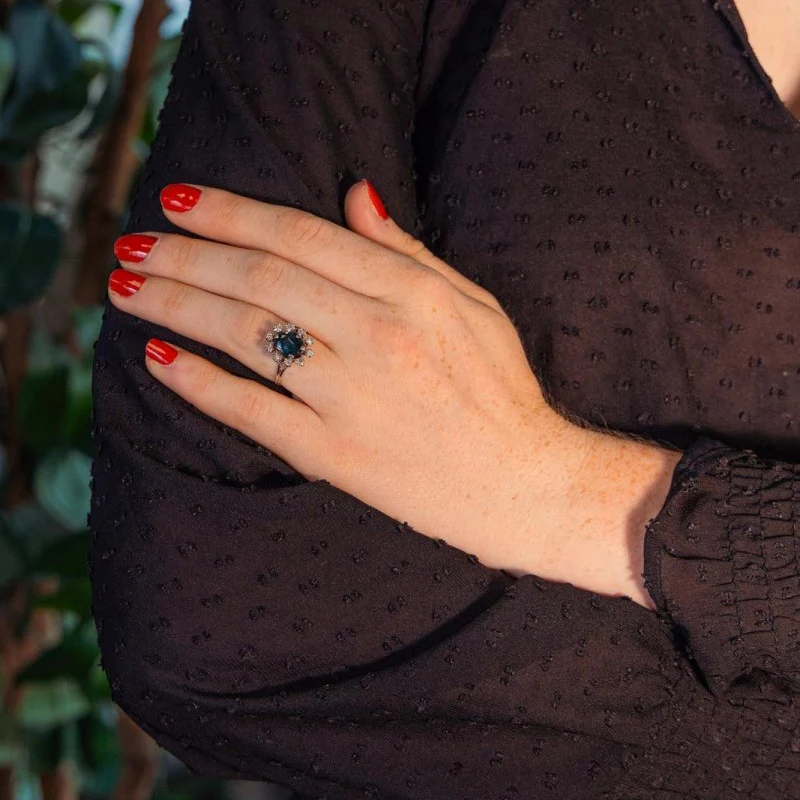 Bague Pompadour en or blanc, saphir et diamants - Image 2