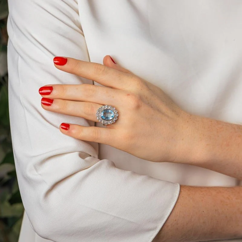 Bague Pompadour en or blanc, topaze et diamants - Image 2