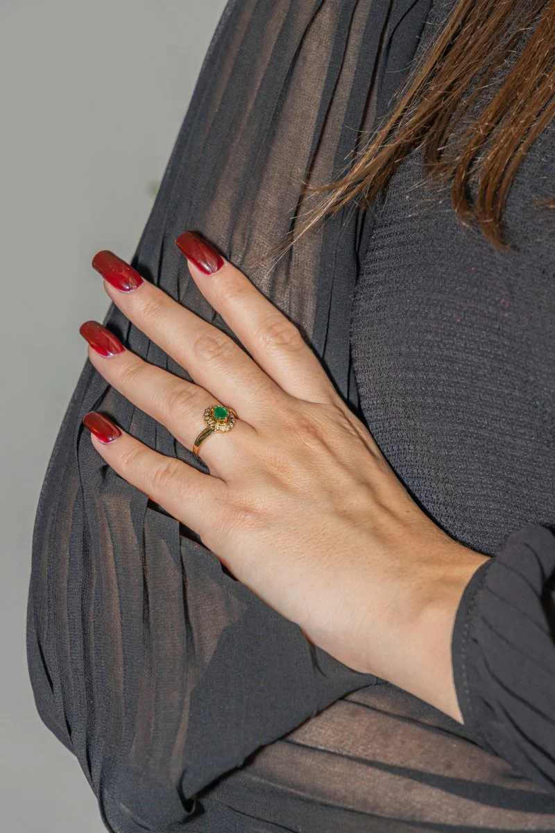 Bague Pompadour en or jaune et émeraude - Image 2