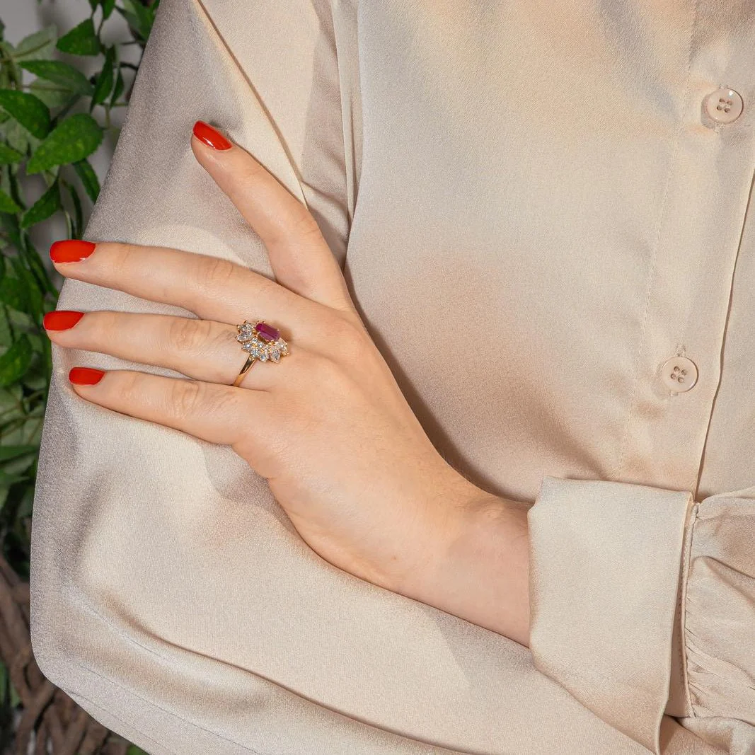 Bague Pompadour en or jaune, rubis et diamants - Image 2