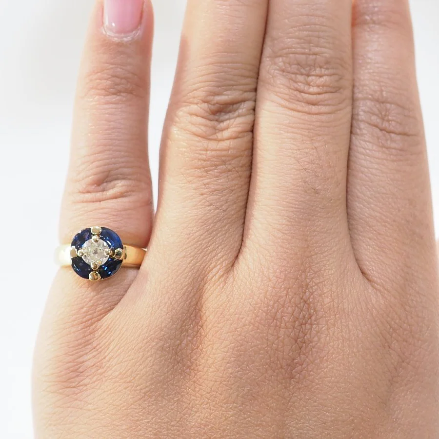 Bague Entourage en or jaune, saphirs et diamants - Image 2