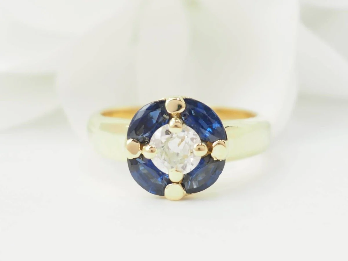 Bague Entourage en or jaune, saphirs et diamants - Image 4