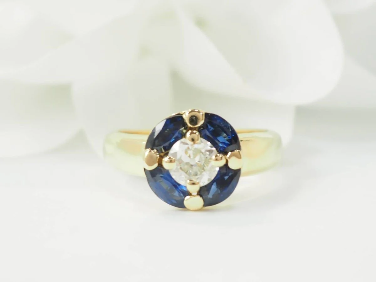 Bague Entourage en or jaune, saphirs et diamants - Image 9