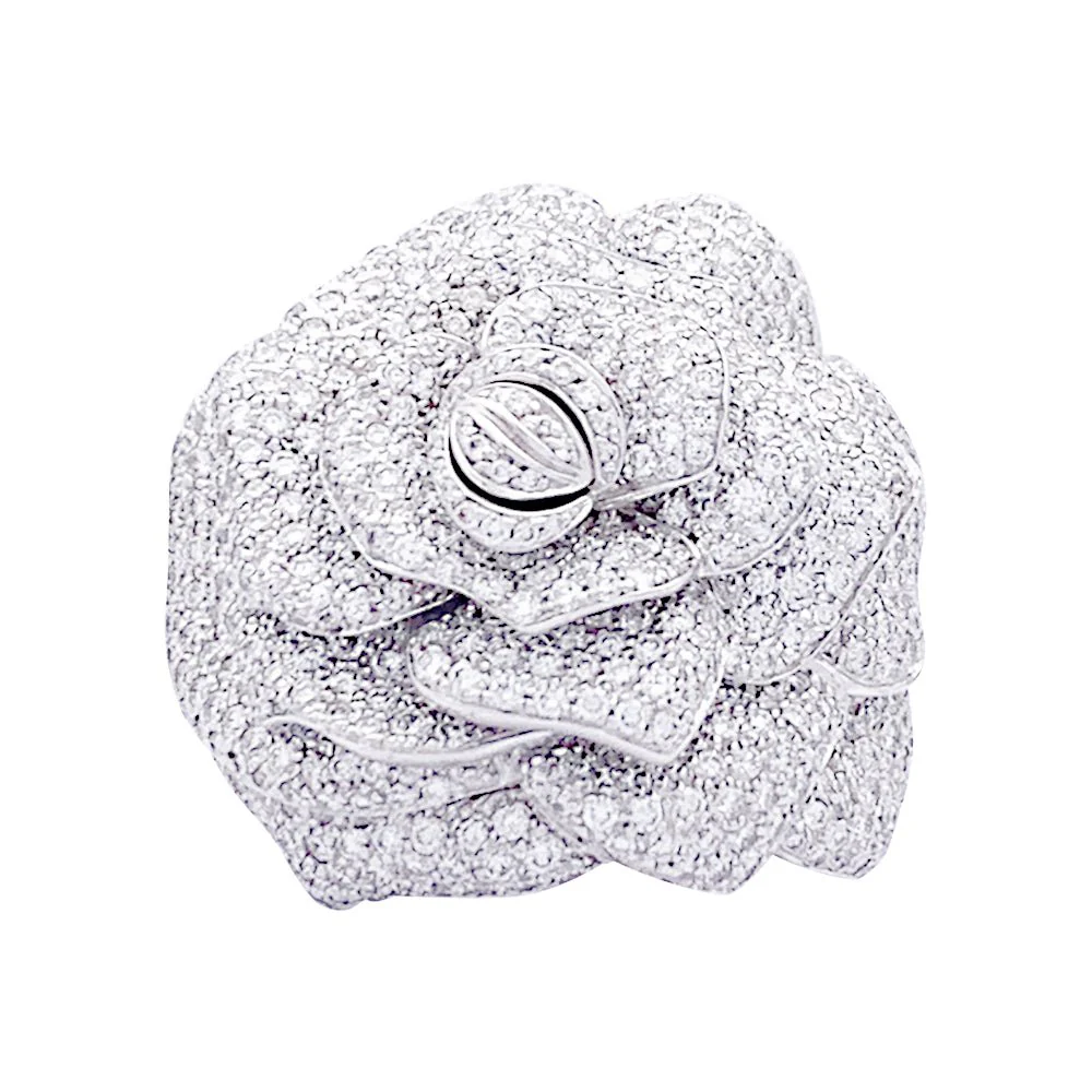 Bague Rose en or blanc et diamants.