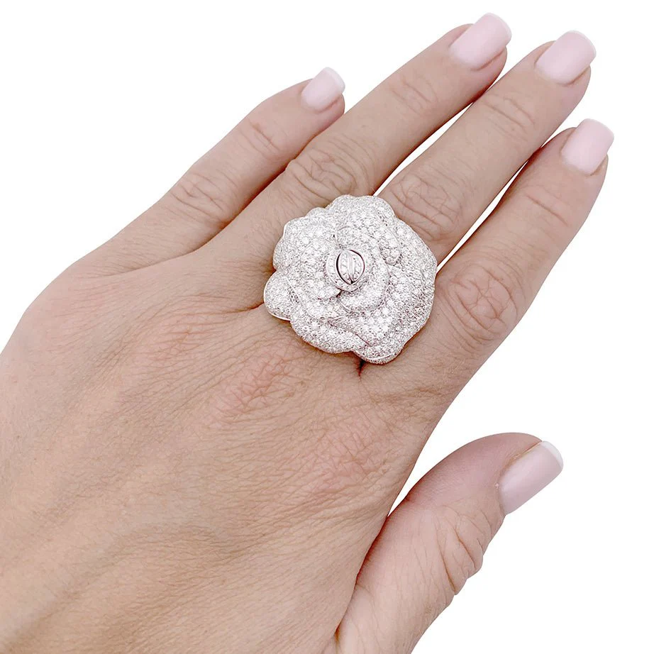 Bague Rose en or blanc et diamants. - Image 2