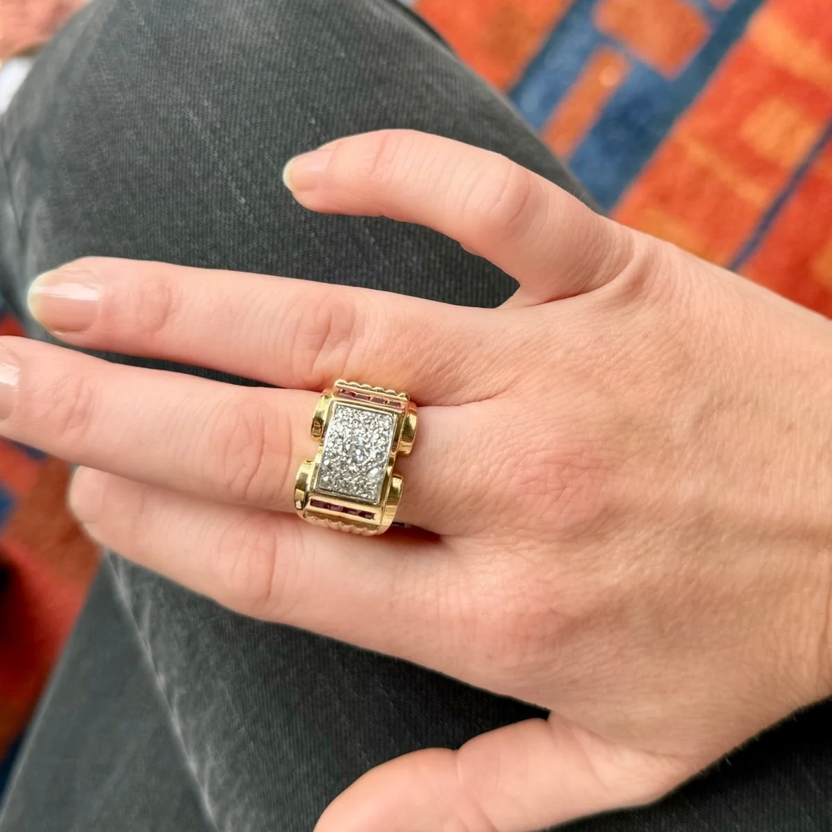 Bague Tank rouleau en or jaune et platine avec diamants et rubis synthétiques - Image 2