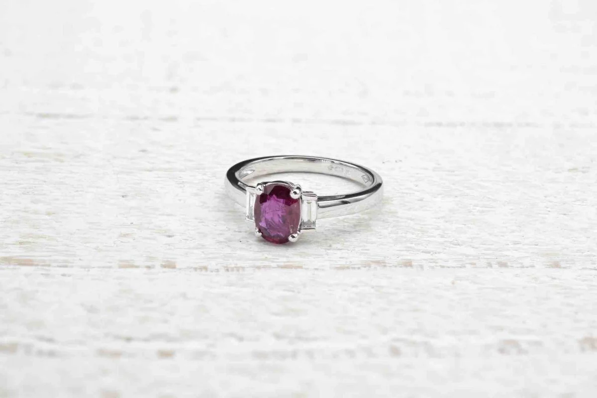 Bague solitaire en rubis, diamants et or blanc - Image 3