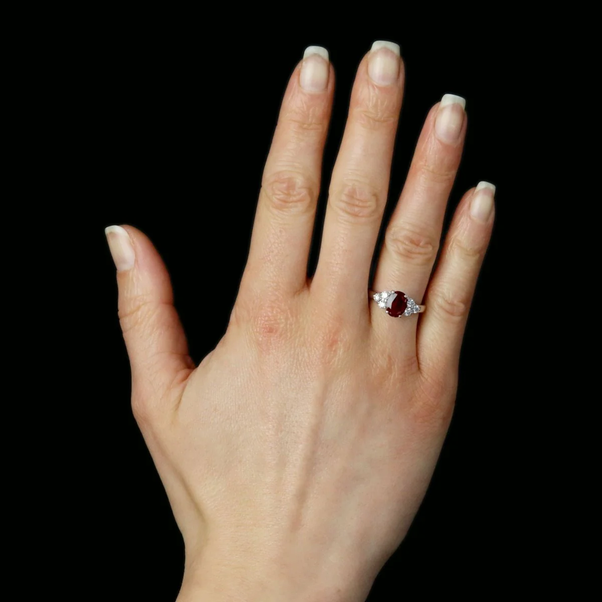 Bague en or blanc, rubis et diamants - Image 2