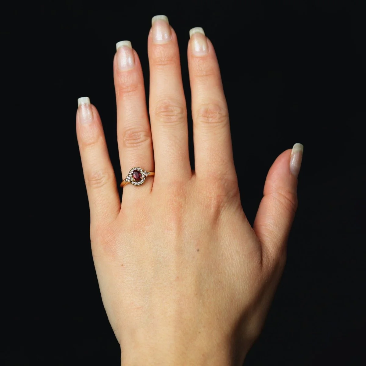 Bague Entourage en or jaune, rubis et diamants - Image 2