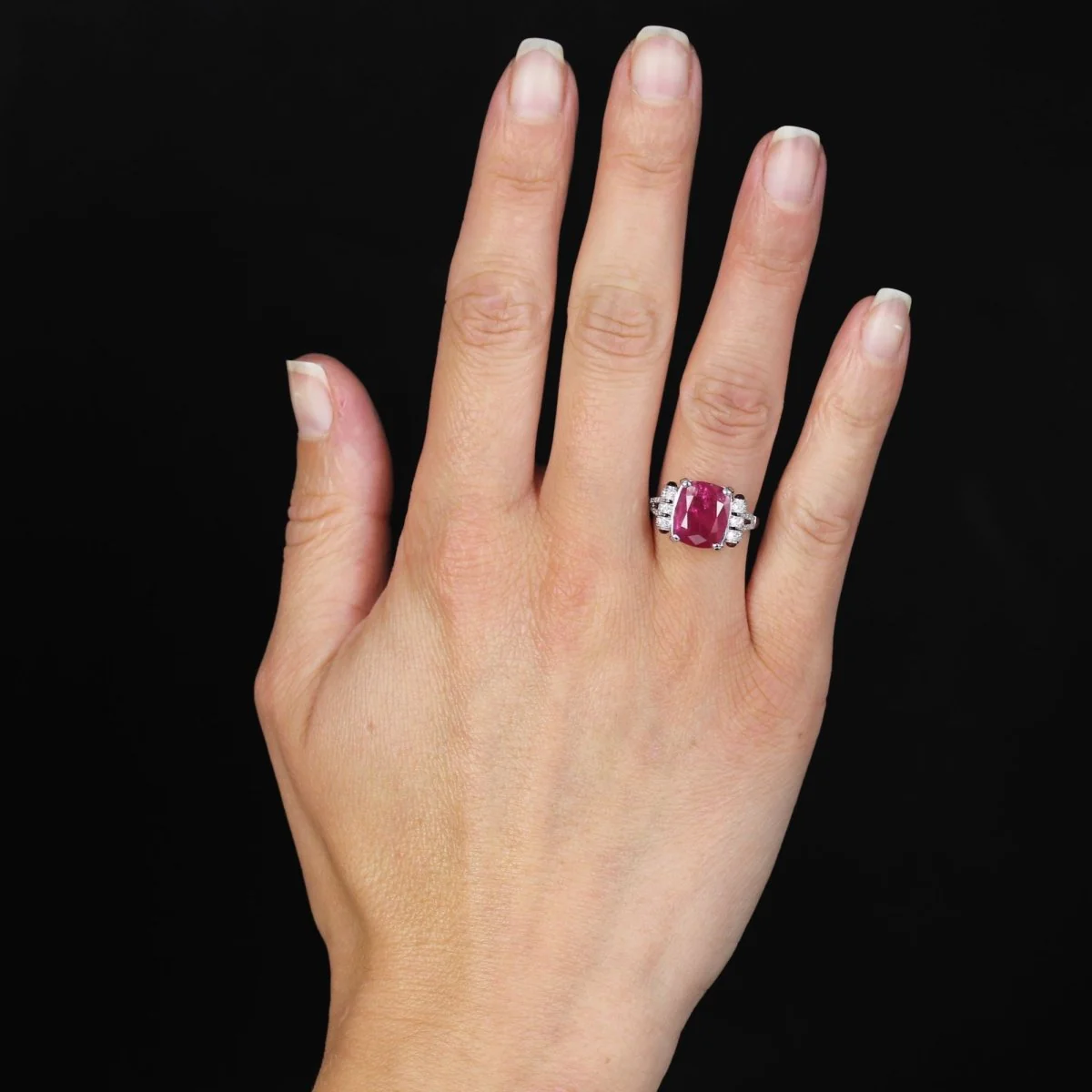 Bague Cocktail en or blanc, rubis et diamants - Image 2
