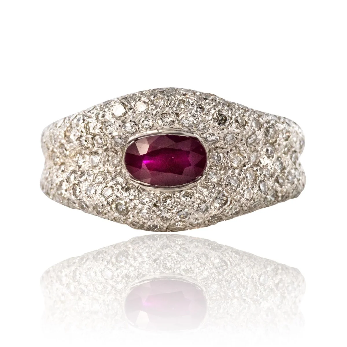 Bague Pavée en or blanc, rubis et diamants