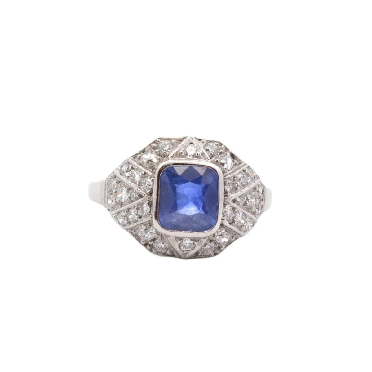 Bague entourage en platine saphir et diamant