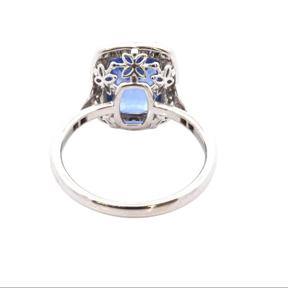 Bague Entourage en or blanc, saphir et diamants - Image 3