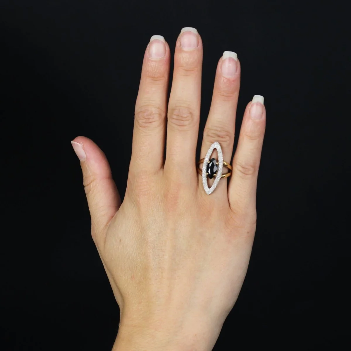 Bague Marquise en or jaune, saphir et diamants - Image 2