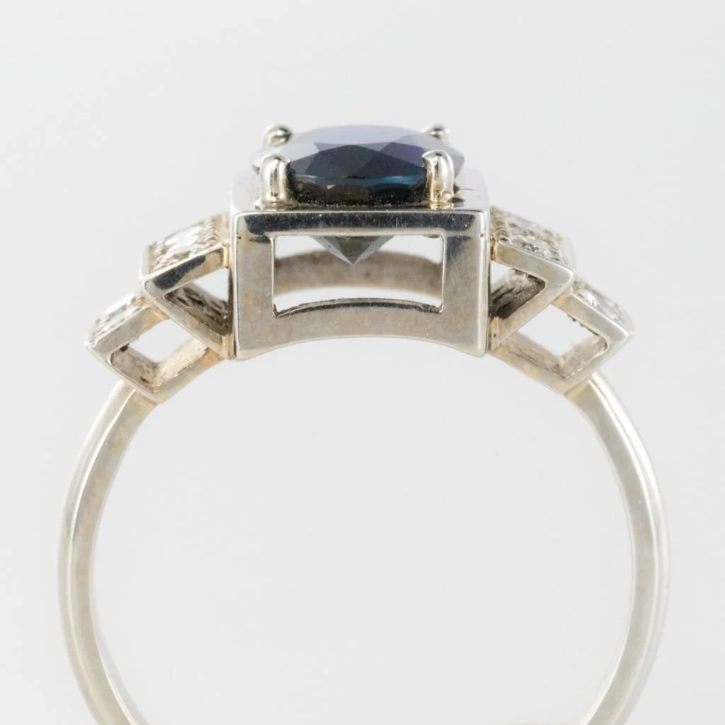 Bague Entourage en or blanc, saphir et diamants - Image 10