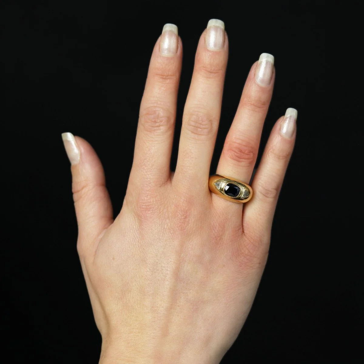 Bague Jonc en or jaune, saphir et diamants - Image 2