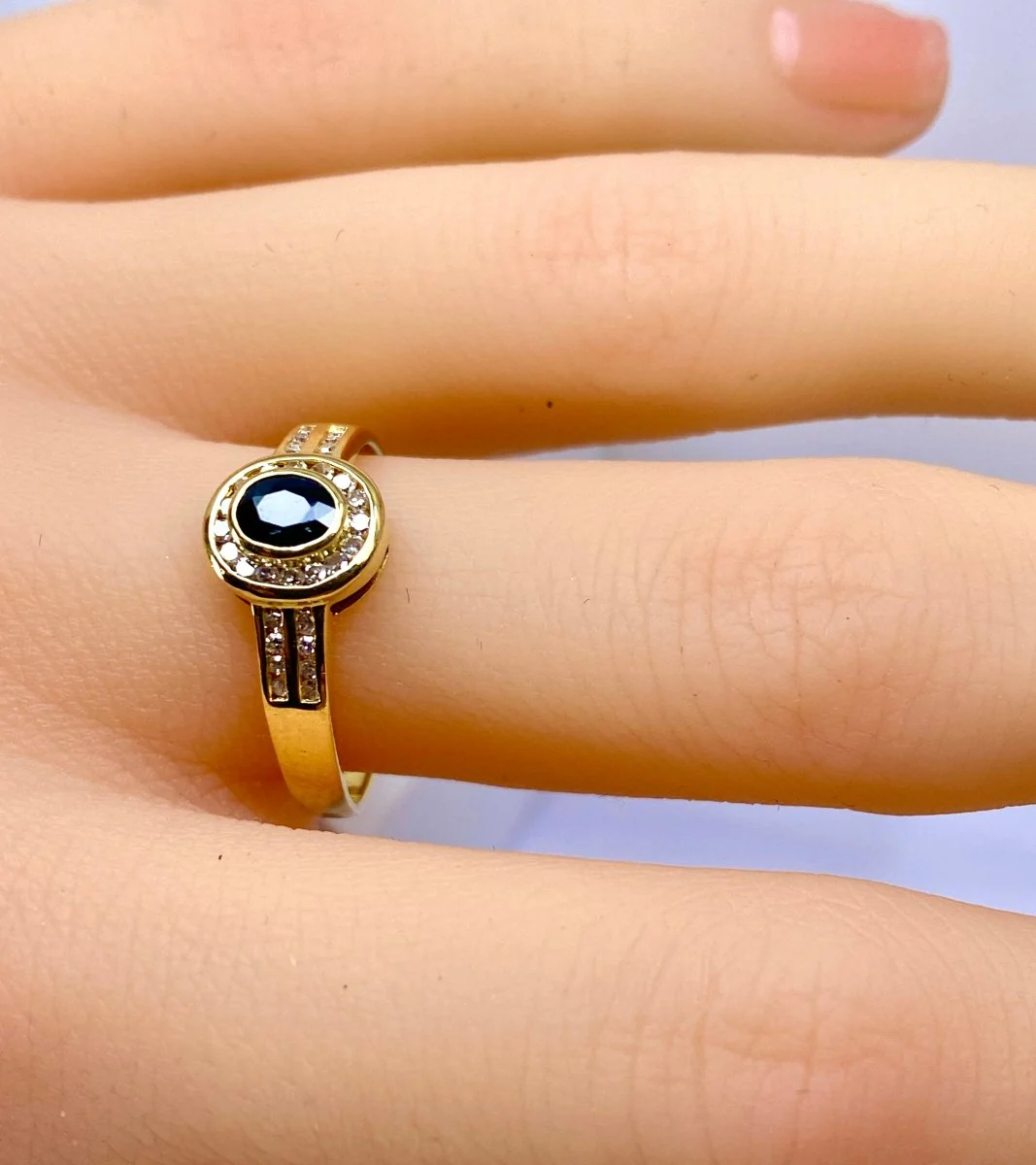 Bague Saphir Entouré et Épaulé en Or Jaune 18 Carats - Image 2