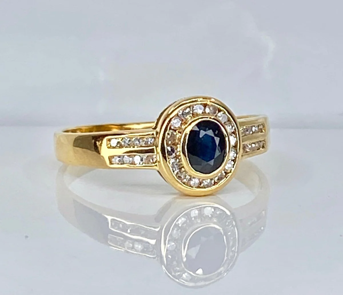 Bague Saphir Entouré et Épaulé en Or Jaune 18 Carats - Image 3