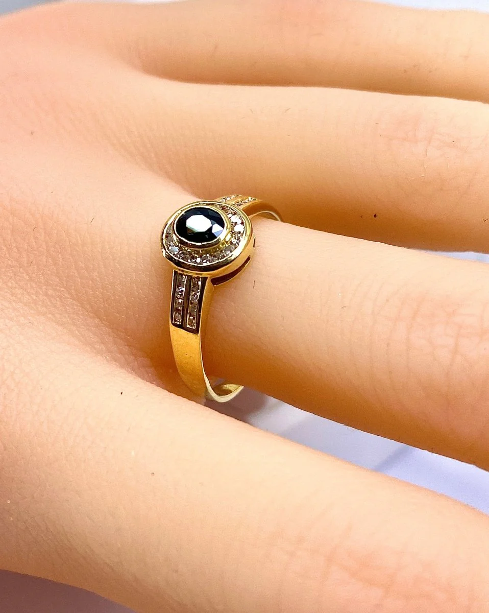 Bague Saphir Entouré et Épaulé en Or Jaune 18 Carats - Image 4
