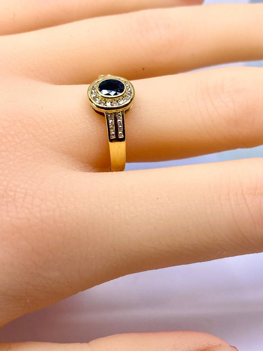 Bague Saphir Entouré et Épaulé en Or Jaune 18 Carats - Image 7