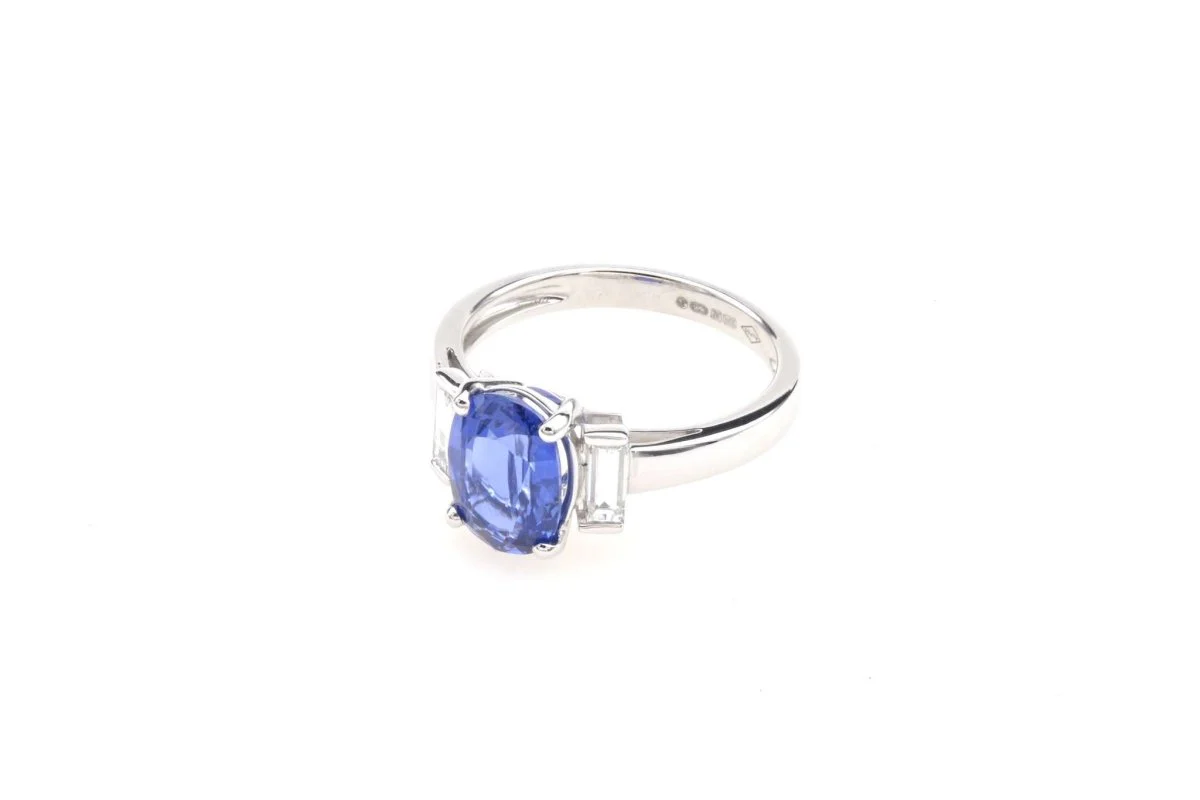 Bague saphir et diamants baguettes en or blanc 18k